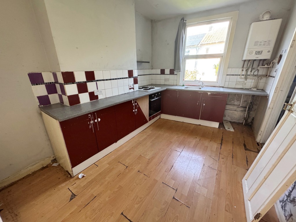 Lot: 112 - FREEHOLD TWO-BEDROOM MAISONETTE AND GROUND RENT - Kitchen